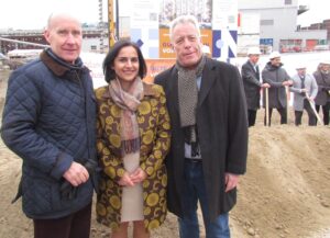 Beim Spatenstich waren auch die Döblinger Vize-Bezirksvorsteherin Mahboobeh Bayat, SP-Gemeinerat Thomas Mader und der Döblinger VP-Kubchef Michael Schödl dabei (Bild: Krause).