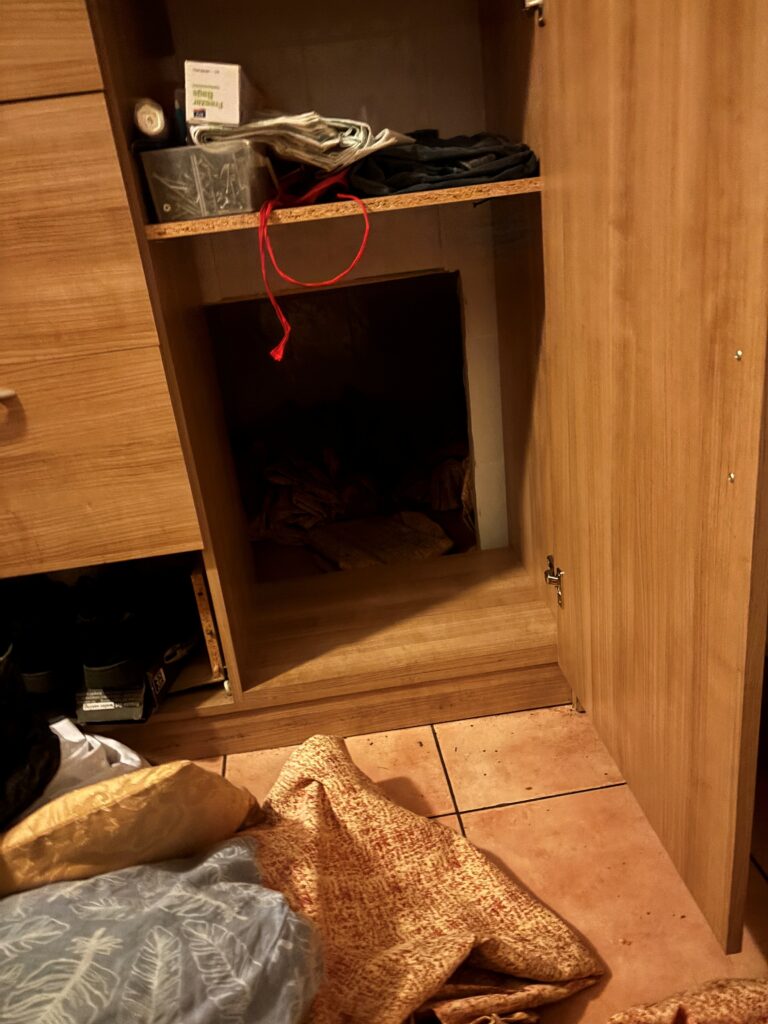 Absurd: In diesem kleinen Hohlraum hat sich ein Mitarbeiter der Lokale auf der Flucht versteckt. © Gruppe Sofortmaßnahmen