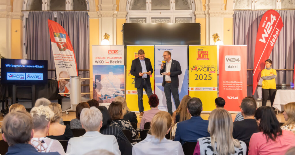 Bezirksvorsteher Dietmar Baurecht (r.) und Moderator Martin Patak begrüßen (Bild: Oblak).