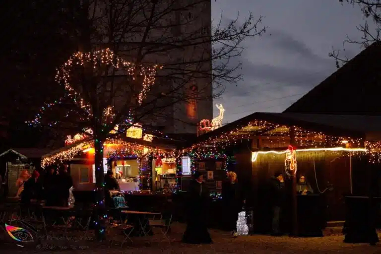 Das Weihnachtsdorf im Schloss Neugebäude lädt zu stimmungsvollen Abenden vor historischen Mauern. © Schloss Neugebäude
