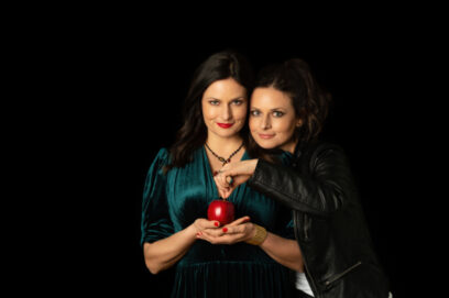 Angela Ascher mit neuem Comedy-Programm in der Kulisse