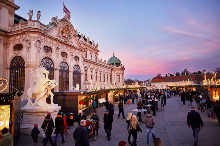 Das Weihnachtsdorf beim Belvedere bezaubert mit nostalgischer Stimmung. © Knoth