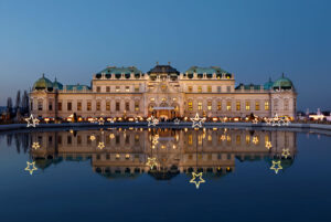 Ein Anblick, der die Vorfreude auf Weihnachten schürt: das Obere Belvedere mit dem Weinachtsdorf. © Pixabay.com