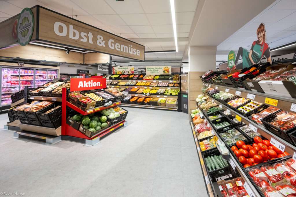 Die Frischehelden von PENNY überprüfen regelmäßig die Ware, damit Kunden mit Top-Qualität rechnen können.© PENNY/Robert Harson