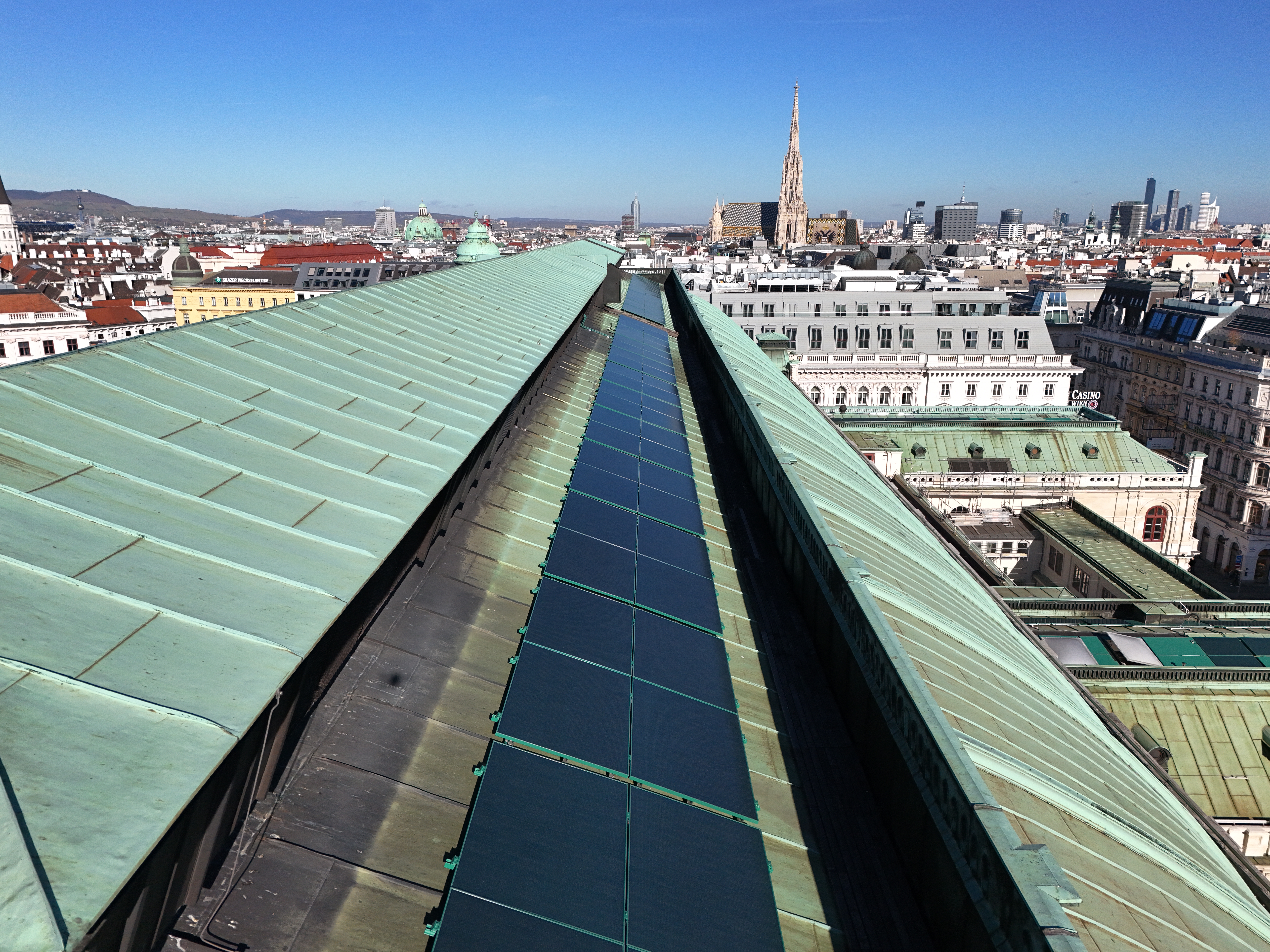 Oper wird Sonnen-Kraftwerk: Neue PV-Anlage geht ans Netz