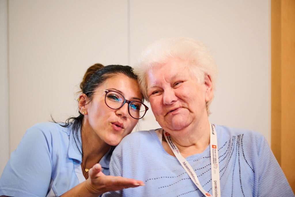 Pflegerin und Bewohnerin