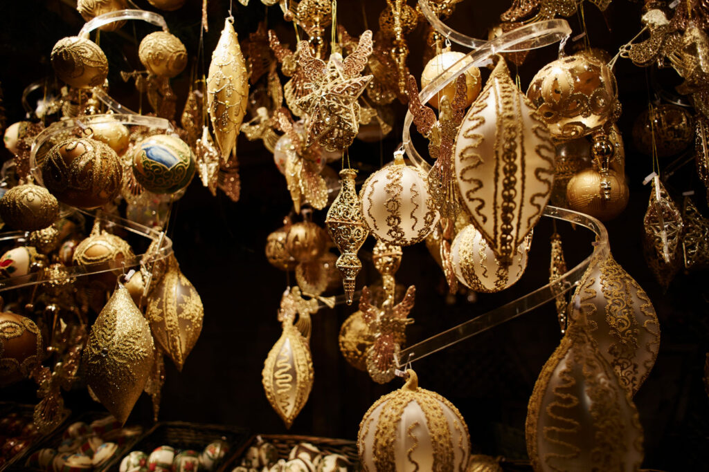 Kunstvoller Christbaumschmuck - wie man ihn schon von Oma kannte - wird beim Weihnachtsdorf angeboten. © Knoth