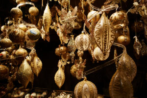 Kunstvoller Christbaumschmuck - wie man ihn schon von Oma kannte - wird beim Weihnachtsdorf angeboten. © Knoth