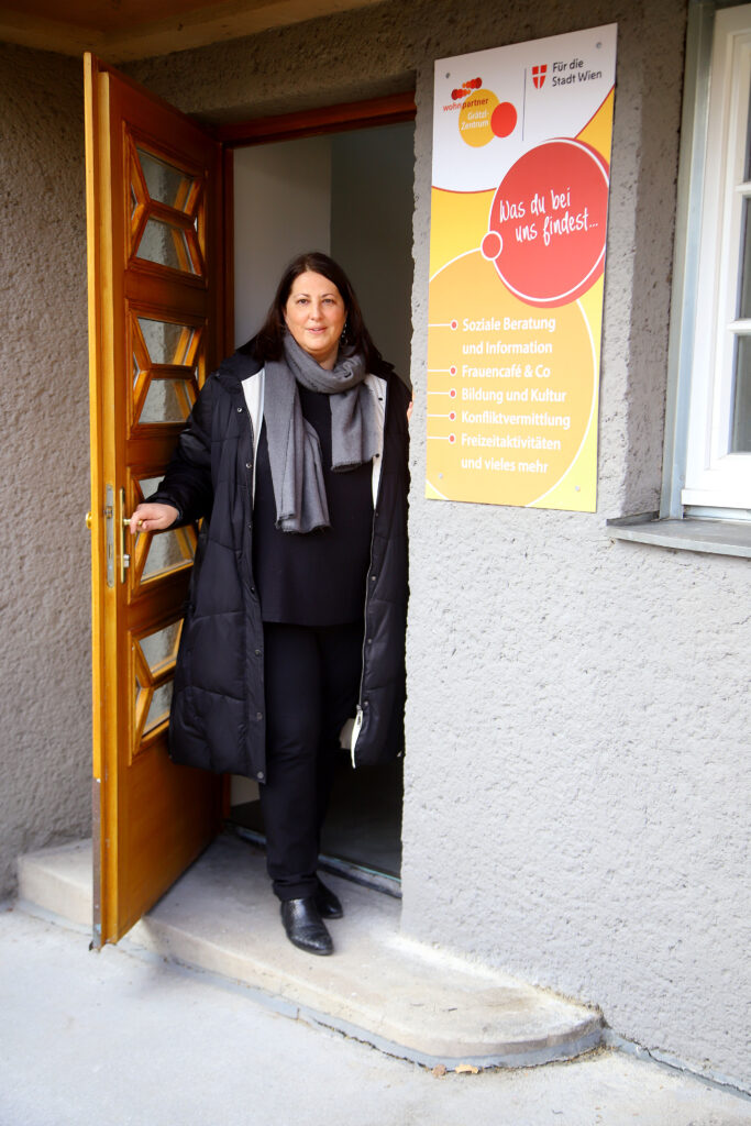 Vizebürgermeisterin und Frauenstadträtin Kathrin Gaal vor einem der wohnparter-Grätzl-Zentren: „Gewalt hat in unserer Stadt keinen Platz – nicht hinter verschlossenen Türen, nicht in Beziehungen und nicht im öffentlichen Raum.“ © PID/Martin Votava