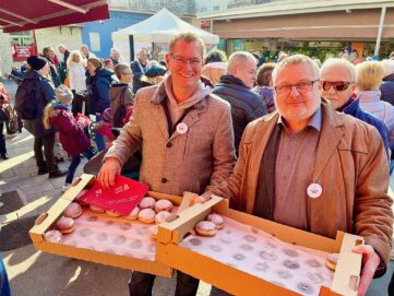 Floridsdorf weckt die Narren: Faschingsstart am Schlingermarkt