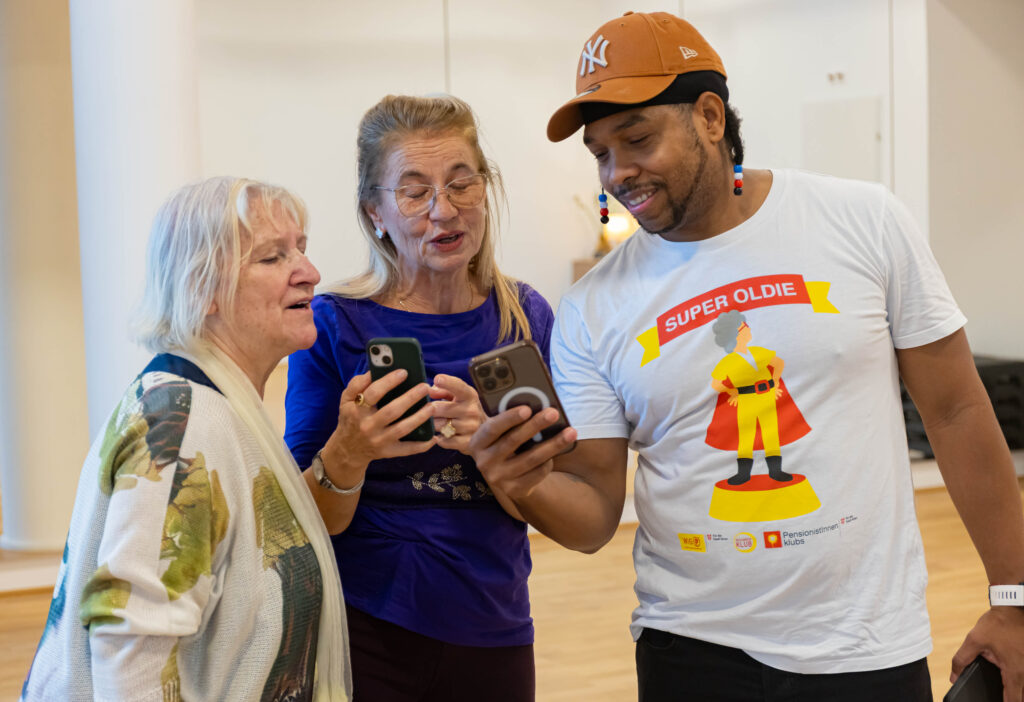 Wie war das noch einmal mit WhatsApp-Nachrichten? Im All in Village tragen alle Generationen dazu bei, dass ein gutes Miteinander gelebt wird. © KWP