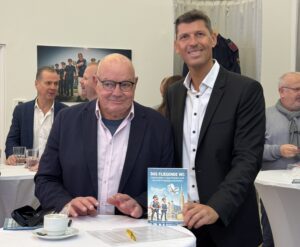 Herausgeber Florian Keusch (r.) mit Stargast und "Trautmann" Wolfgang Böck (Bild: Steiner).