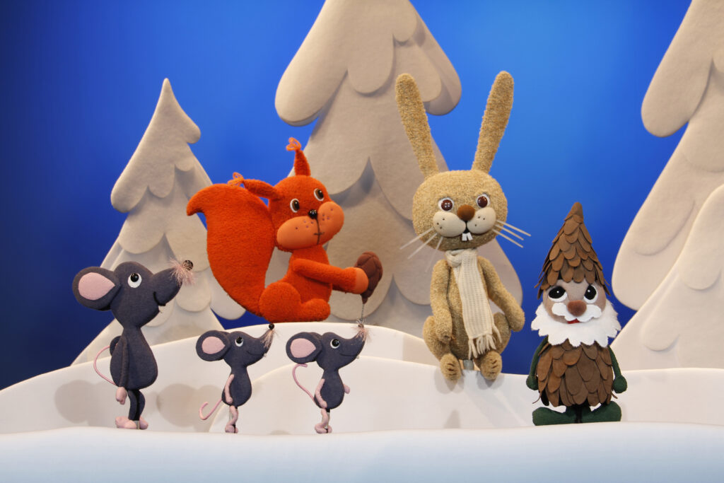 Hase Hoppla muss einige Abenteuer bestehen, bis er endlich zu Hause Weihnachten feiern kann. © Lilarium