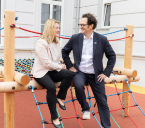 Bildungsstadträtin Bettina Emmerling und Markus Reiter (BV Neubau) überzeugten sich vom Fortschritt des Kindergartenbaus auf dem Areal des Sophienspitals.