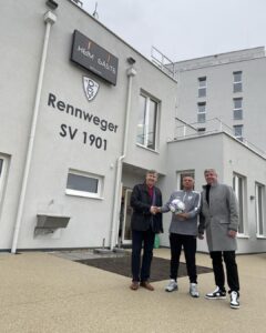 Bei der Eröffnung des neuen Klubhauses: Bezirksvorsteher Erich Hohenberger, RSV 1901-Obmann Oliver Sturm, ÖVP Landstraße-Klubobmann Ernst Tauschmann. © BV 3