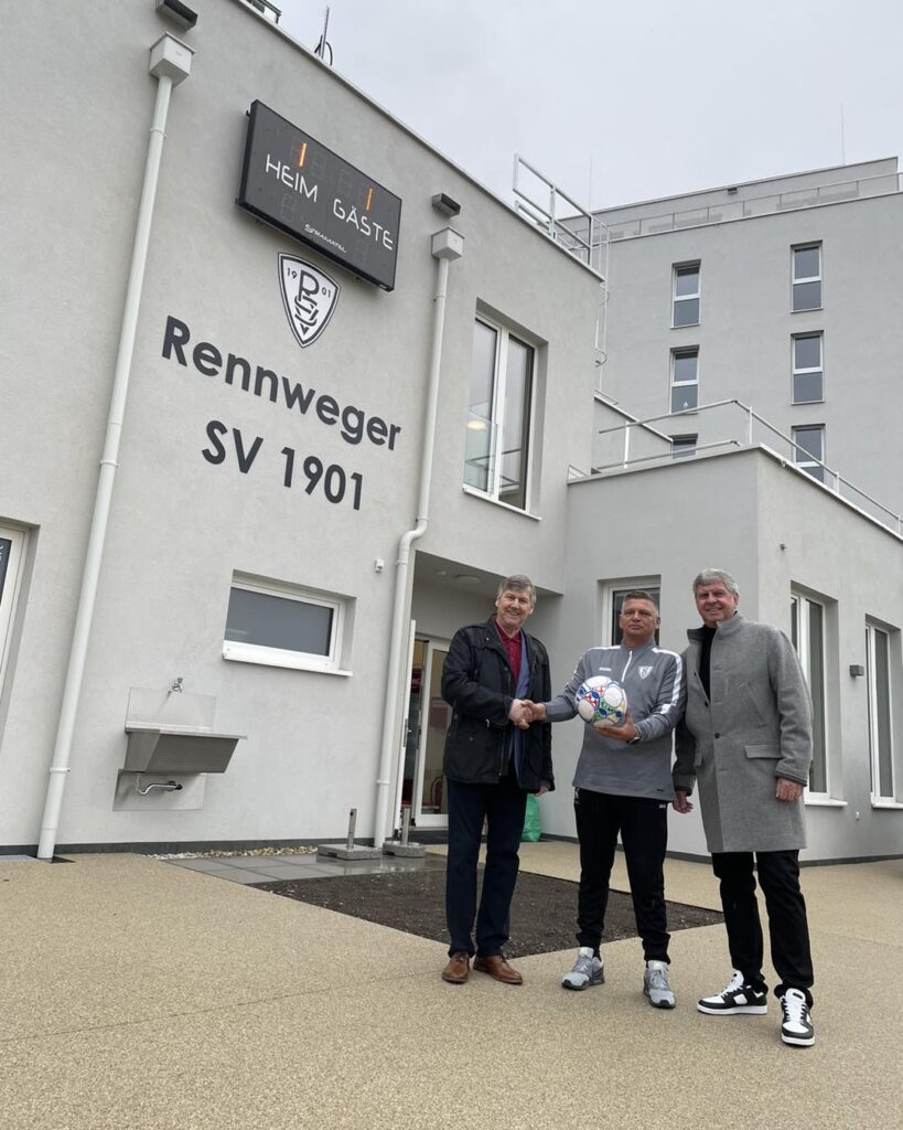 Bei der Eröffnung des neuen Klubhauses: Bezirksvorsteher Erich Hohenberger, RSV 1901-Obmann Oliver Sturm, ÖVP Landstraße-Klubobmann Ernst Tauschmann. © BV 3