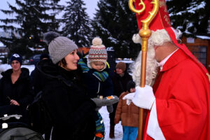 Auch der Nikolo überrascht die Kleinsten. © Schloss Neugebäude