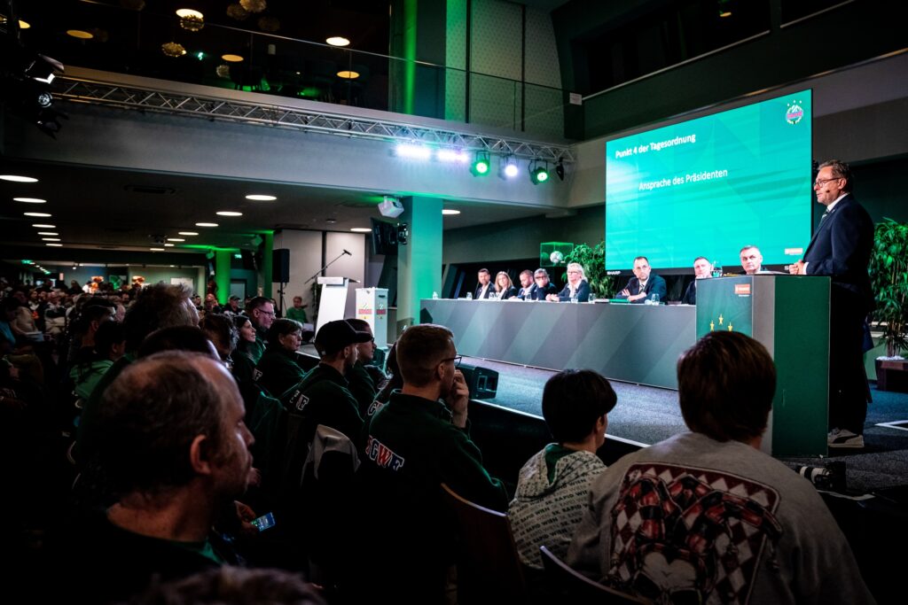 Gute Stimmung bei der Rapid-Hauptversammlung (Bild: SK Rapid).