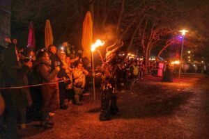 Schauerliche Gestalten sind breim Perchtenlauf am 12. Dezember unterwegs. © Schloss Neugebäude