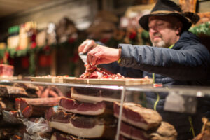 Natürlich kommen auch Gaumenfreuden nicht zu kurz: Herzhaftes für kalte Winternächte. © Schlossko
