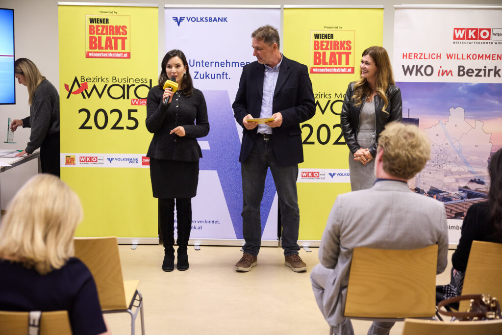 Die Volksbank, vertreten durch Seda Goha (l.) und Jennifer Kral, unterstützt die Business Awards.