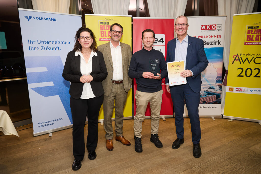 Verena Wiesinger (Wirtschaftskammer, l.), BV-Vize Florian Saurwein, Sieger Mirhad Mehmedagic (Mio’s Bienenwelt), Martin Heilinger (Volksbank, r.). Bild: Burghart