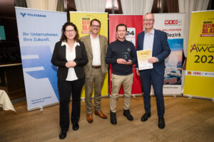 Verena Wiesinger (Wirtschaftskammer, l.), BV-Vize Florian Saurwein, Sieger Mirhad Mehmedagic (Mio’s Bienenwelt), Martin Heilinger (Volksbank, r.). Bild: Burghart