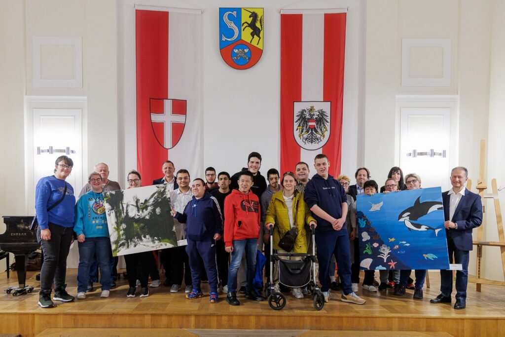 Freude an der Kreativität: Künstlerinnen und Künstler der Ausstellung „Vielfalt sehen – Ausdruck erleben“. © Lebenshilfe Wien