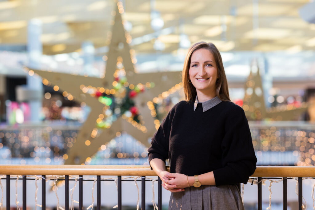 Huma Eleven Center-Managerin Sabine Dreschkay freut sich über den starken Auftakt ins Weihnachtsgeschäft.   © Robert Fritz 