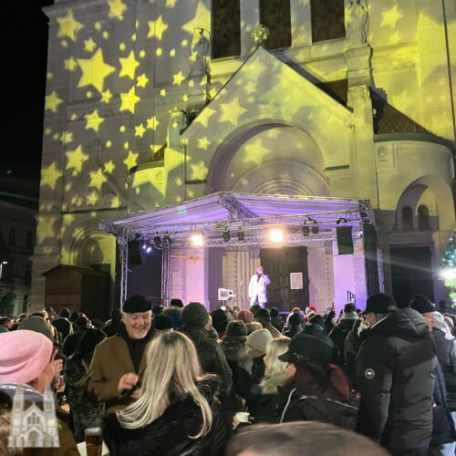 Stimmungsvoll, gemütlich, ein Ort zum Zusammenkommen: der Simmeringer Weihnachtsmarkt am Enkplatz. © Pfarre zur Göttlichen Liebe