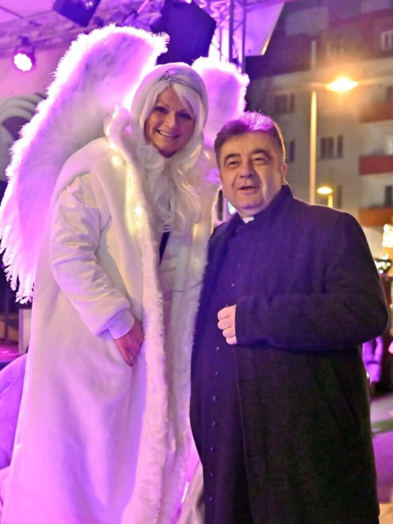 Auch das Christkind schaut hier gerne vorbei - mit Pfarrer P. Mag. Jan Soroka CR. © Pfarre zur Göttlichen Liebe