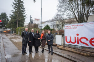 Josef Wiesinger, Bezirksvize Marcel Höckner, Wohnbaustadträtin Kathrin Gaal, BV Johanna Zinkl, Bezirksvize Thomas Gerstbach. (V.l.) @ Stadt Wien/David Bohmann