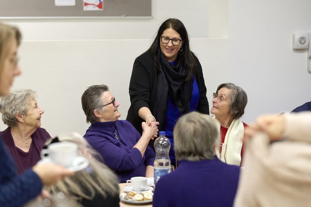 Vizebürgermeisterin Kathrin Gáal dankt den ehreanmtlichen Lernbegleitern für ihr wichtiges Engagement. © Stadt Wien/Markus Wache