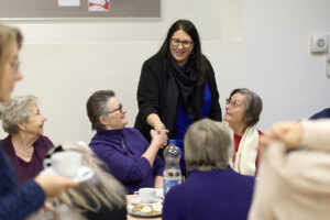 Vizebürgermeisterin Kathrin Gáal dankt den ehreanmtlichen Lernbegleitern für ihr wichtiges Engagement. © Stadt Wien/Markus Wache