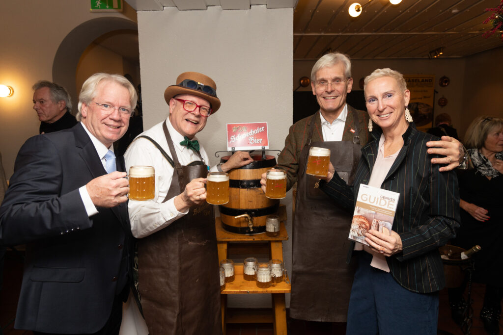 v.l.n.r.: Willy Lehmann (Herausgeber Genuss Guide und Moderator), Conrad Seidl (Bierpapst), Andreas Urban (Braumeister Schwechater), Andrea Knura (Autorin und Herausgeberin Genuss Guide)