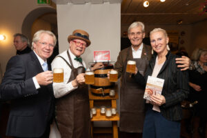 v.l.n.r.: Willy Lehmann (Herausgeber Genuss Guide und Moderator), Conrad Seidl (Bierpapst), Andreas Urban (Braumeister Schwechater), Andrea Knura (Autorin und Herausgeberin Genuss Guide)