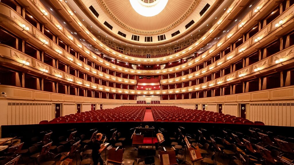 Der prächtige Innenraum der Wiener Staatsoper von der Bühne aus. © ORF