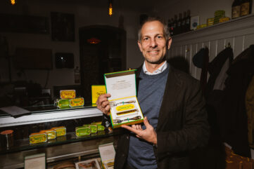 Goldene Sardinenkunst: Nuri feiert im Rinkhy den Tag der Sardine