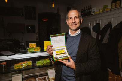 Goldene Sardinenkunst: Nuri feiert im Rinkhy den Tag der Sardine