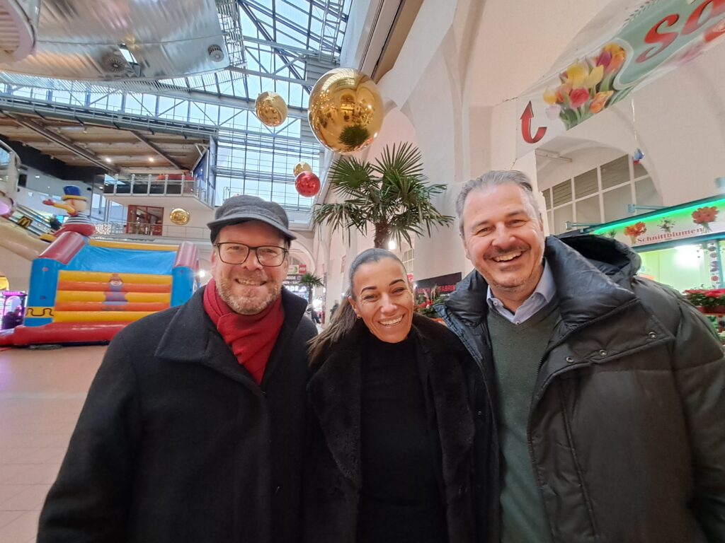 Bezirksvorsteher Dietmar Baurecht, Centermanagerin Martina Wasserbauer und Gerald Liebscher, geschäftsführender Gesellschafter der CENTERPRICE group (Bild: BV 15).