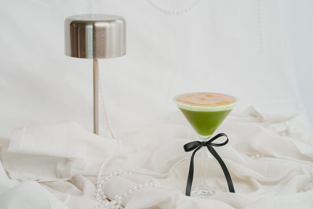 Matcha Martini mit Espresso-Foam: für eine Nacht voller Lachen. © J. Hornig