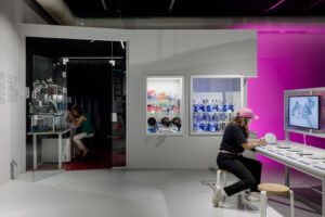 Ein Blick ins Labor und den Pink Room (Pflanzen lieben pinke Beleuchtung!) der Ausstellung. © ISTA/kunstdokumentation.com