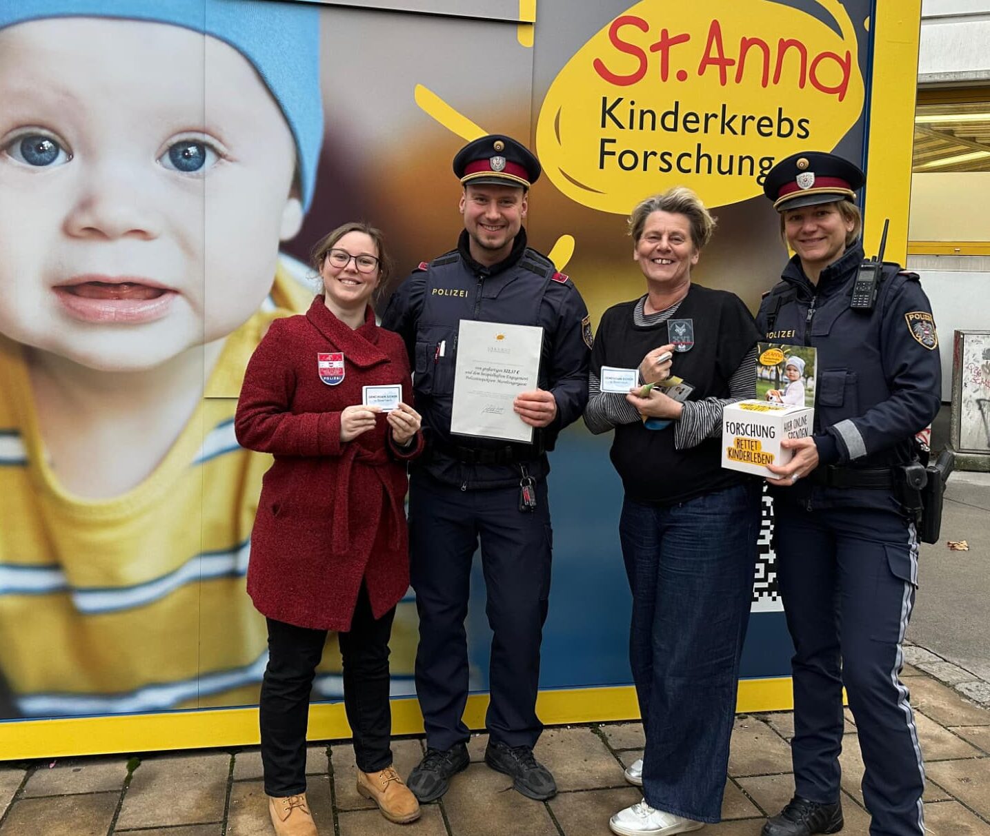 Polizisten und Bürger spenden für die Kinder von St. Anna