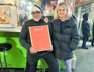 Stand-Chef Thomas Blaser und Vorsteherin Steffi Lamp feiern die Auszeichnung (Bild: Privat).