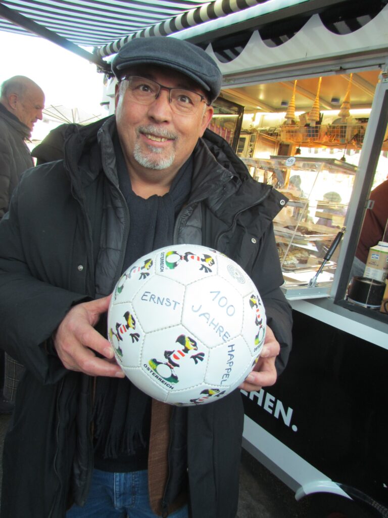 Bezirksvorsteher Peter Jagsch verehrt Ernst Happel (Bild: Krause).