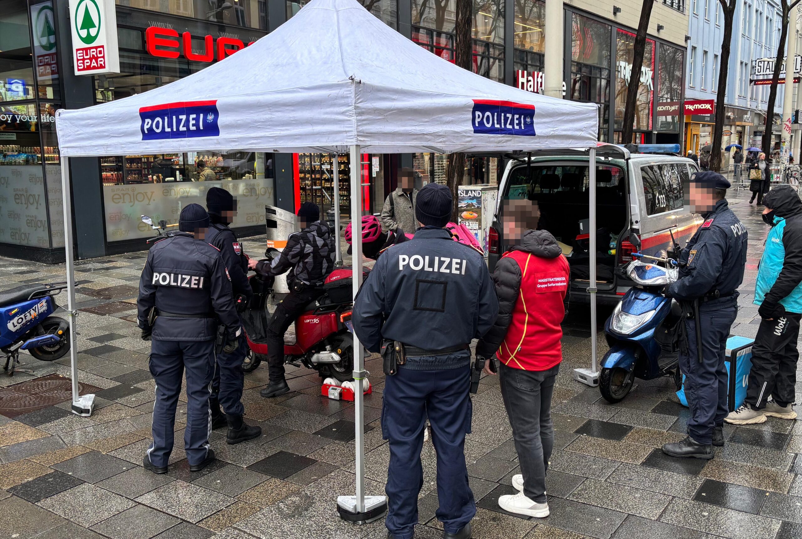 Aktion scharf der Polizei gegen rasende Scooter & defekte Lkw