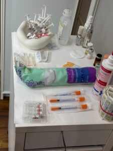 Die medizinischen Utensilien und Medikamente wurden in der illegalen Klinik im 1. Bezirk beschlagnahmt (Bild: Gruppe Sofortmaßnahmen).