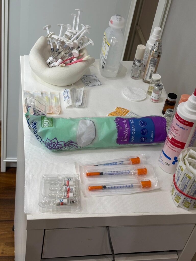 Die medizinischen Utensilien und Medikamente wurden in der illegalen Klinik im 1. Bezirk beschlagnahmt (Bild: Gruppe Sofortmaßnahmen).