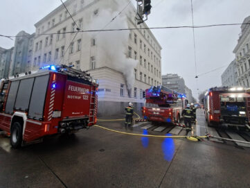 Wohnungsbrand: Feuerwehr rettet 9 Menschen und eine Katze