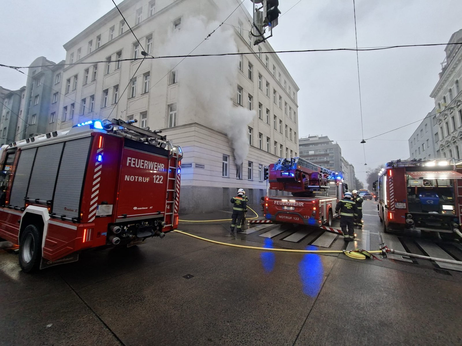 Wohnungsbrand: Feuerwehr rettet 9 Menschen und eine Katze